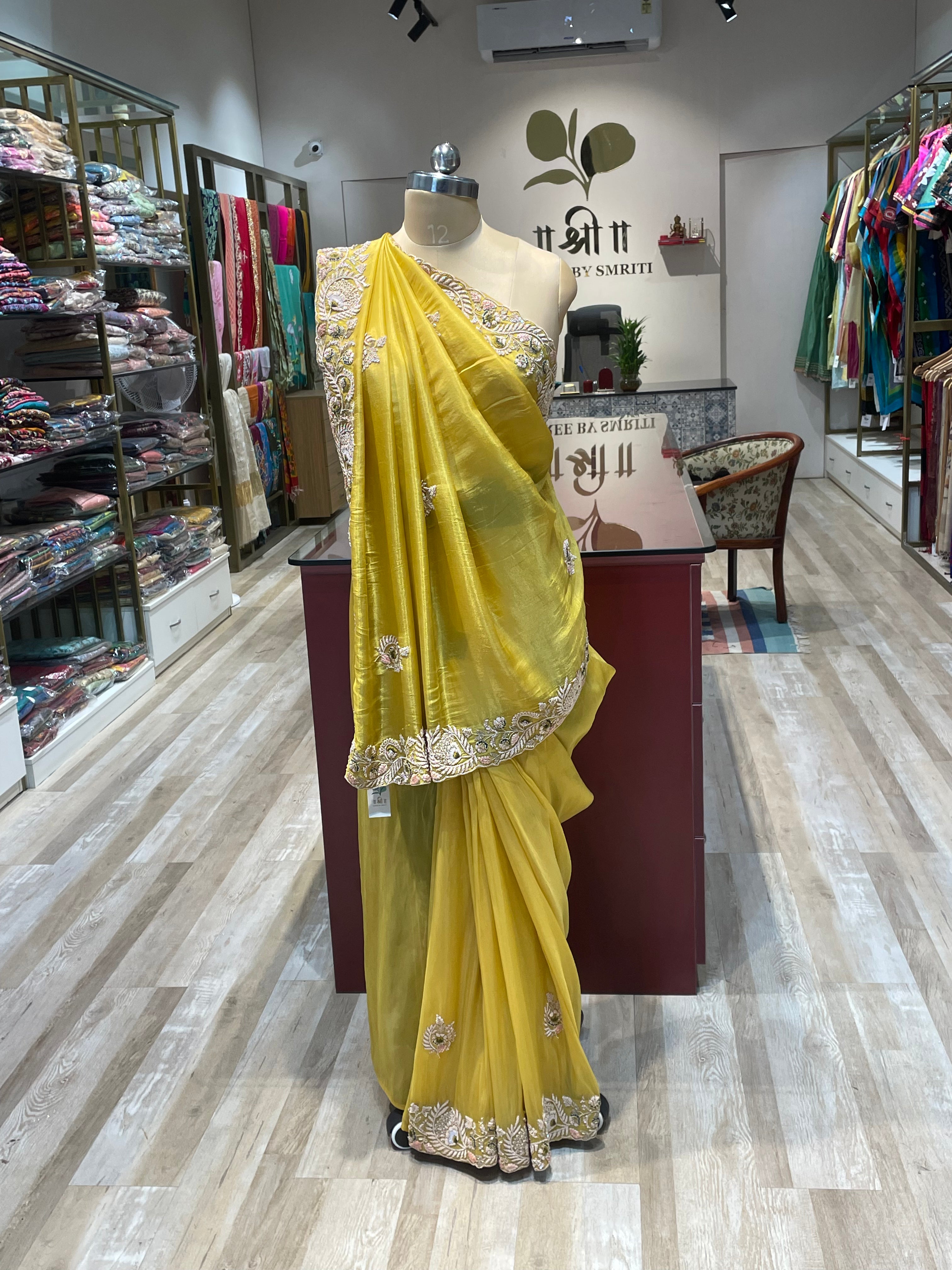 Tissue with hand work (CY)