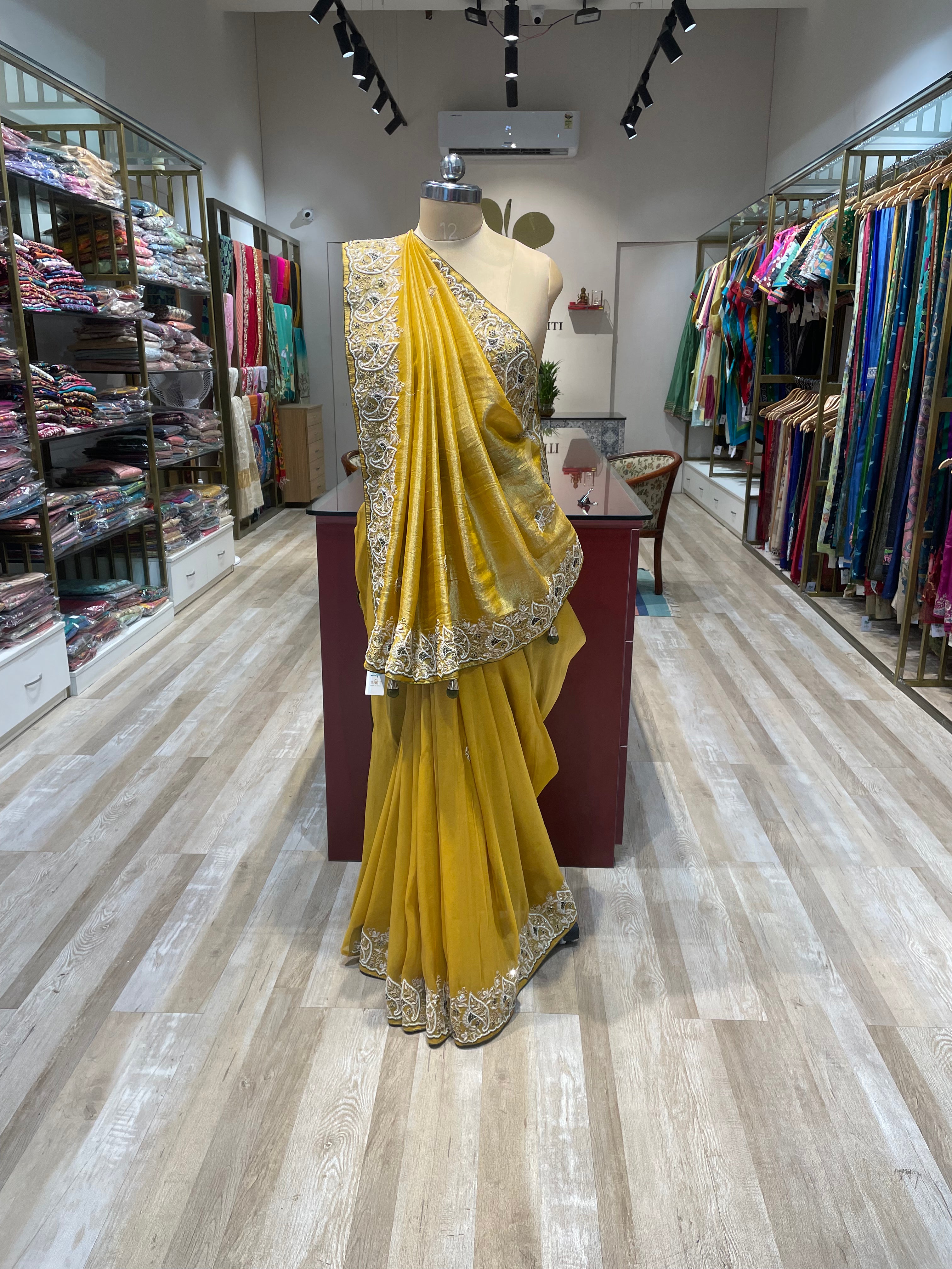 Tissue with hand work (CY)