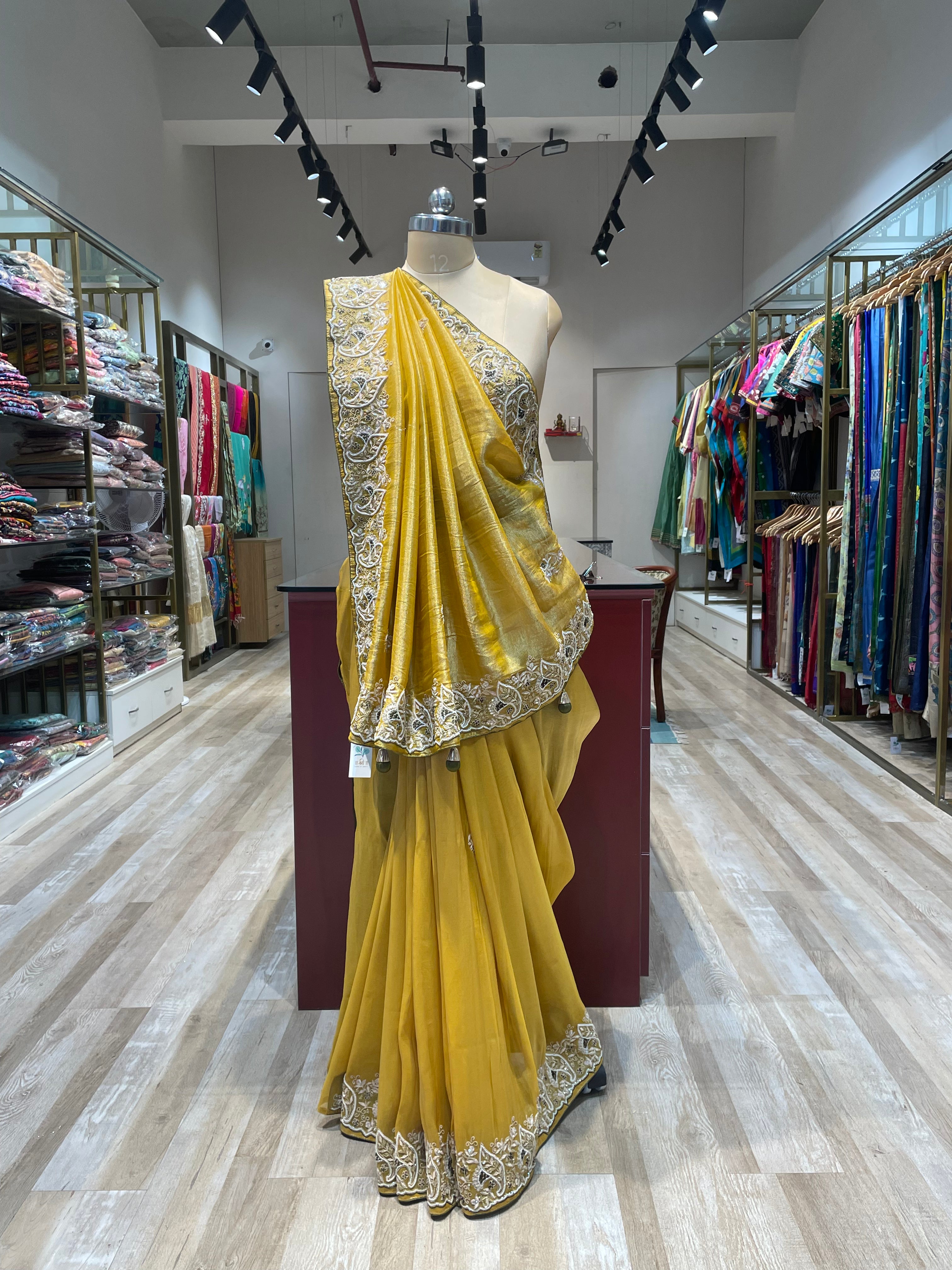 Tissue with hand work (CY)