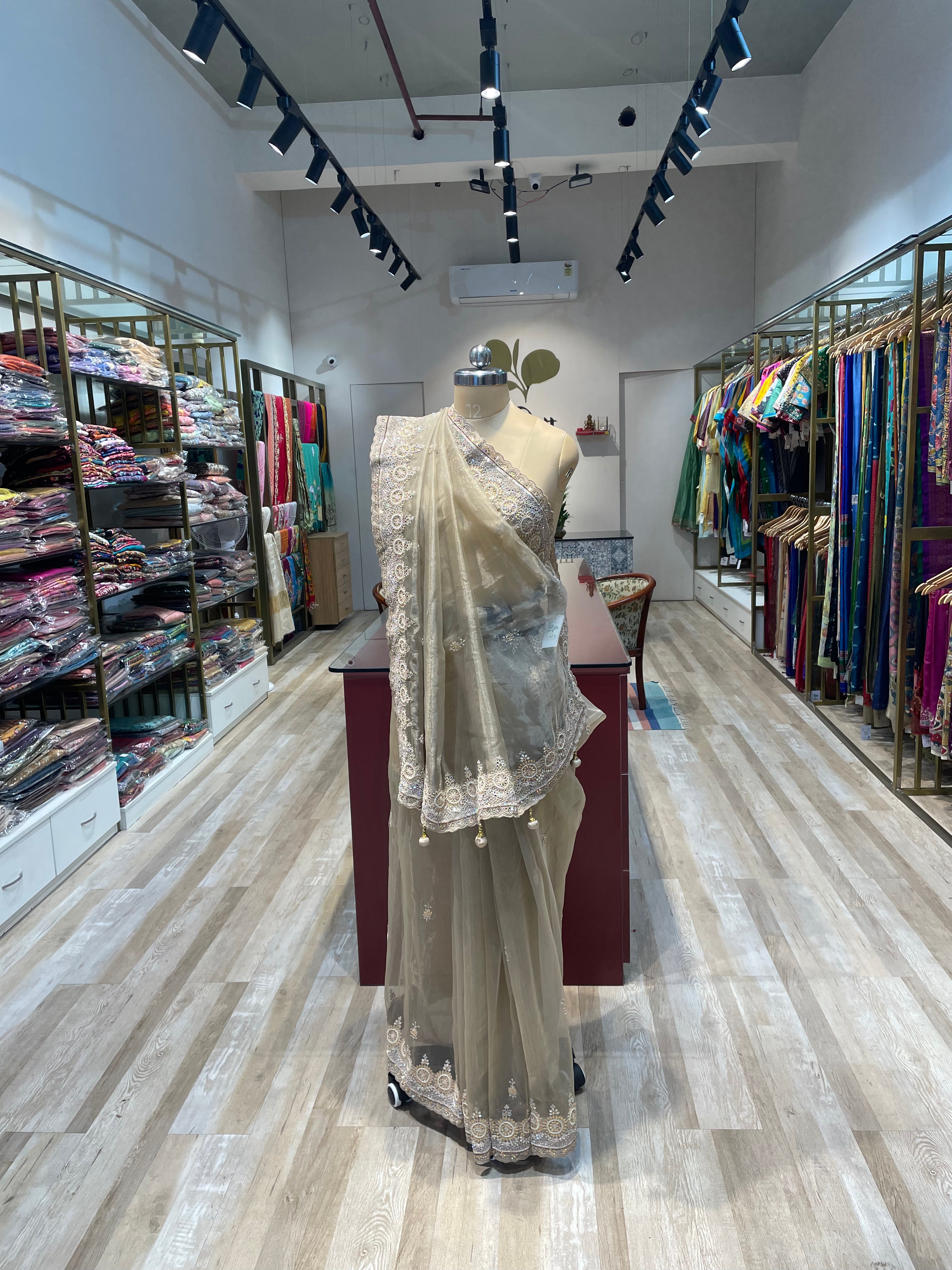 Tissue with hand work (CR)