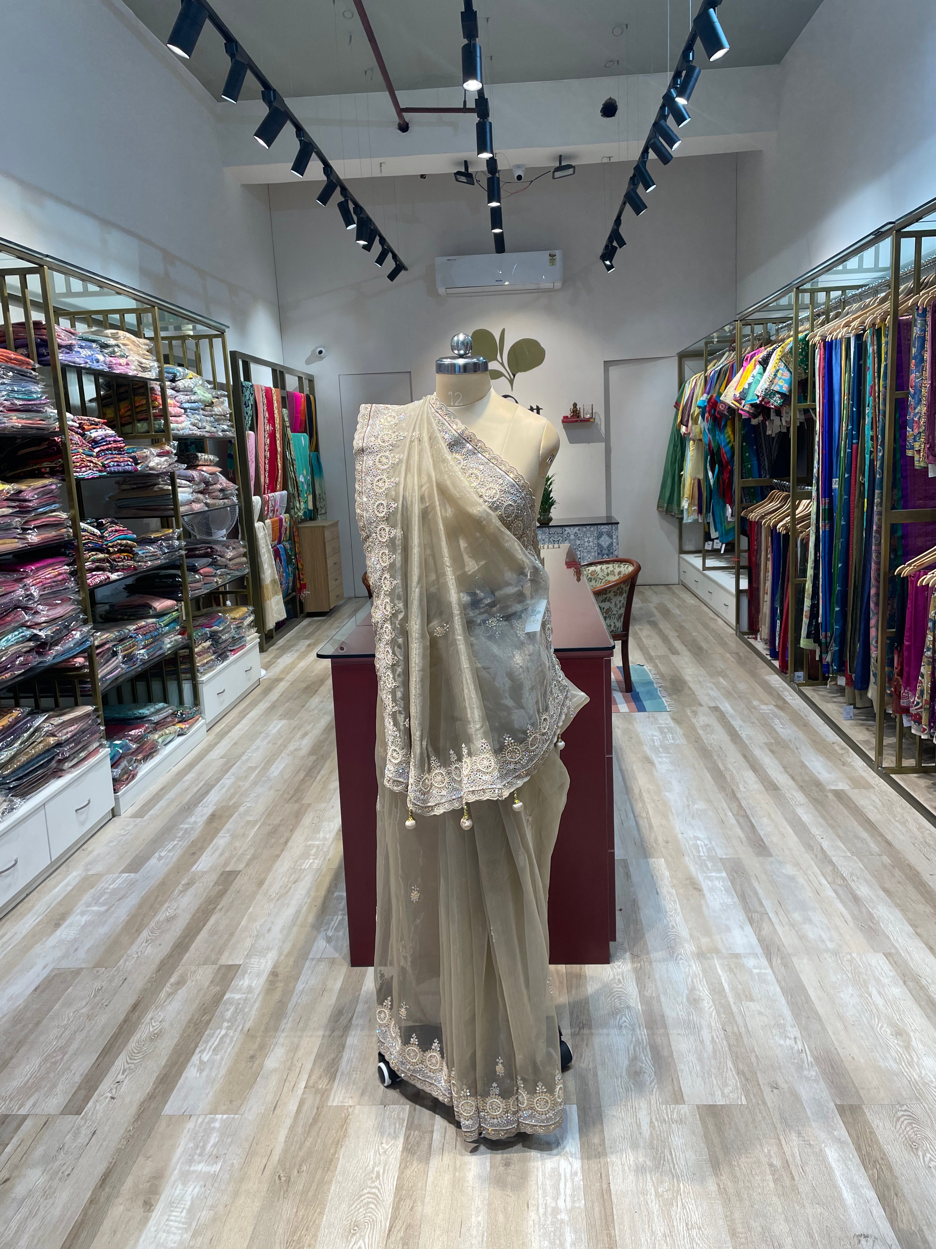 Tissue with hand work (CR)